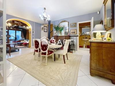 Maison - 242 m² - 10 pièces