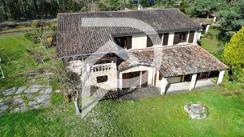 Maison - 220 m² - 7 pièces