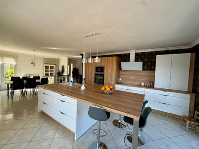 Maison - 230 m² - 8 pièces