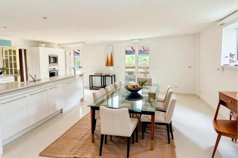 Maison - 200 m² - 6 pièces