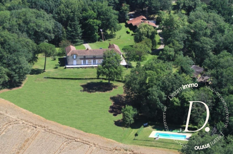 Maison - 420 m² - 11 pièces