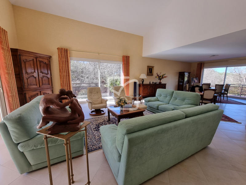 Propriété - 217 m² - 6 pièces