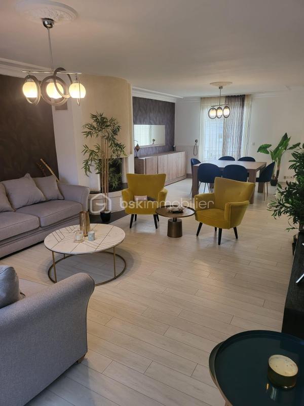 Maison - 228 m² - 8 pièces