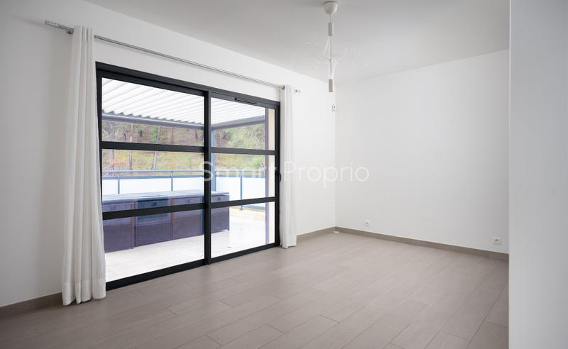 Propriété - 250 m² - 6 pièces