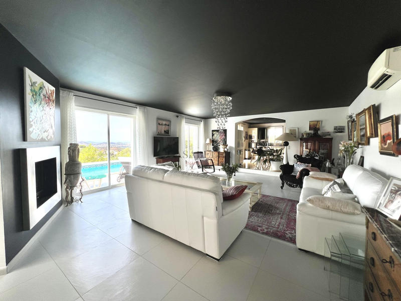 Maison - 243 m² - 10 pièces