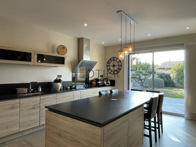 Maison - 240 m² - 5 pièces