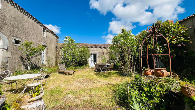 Maison - 240 m² - 6 pièces