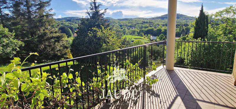 Maison - 221 m² - 10 pièces