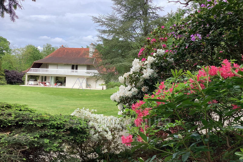 Maison - 250 m² - 10 pièces