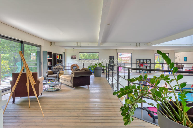 Maison - 630 m² - 8 pièces