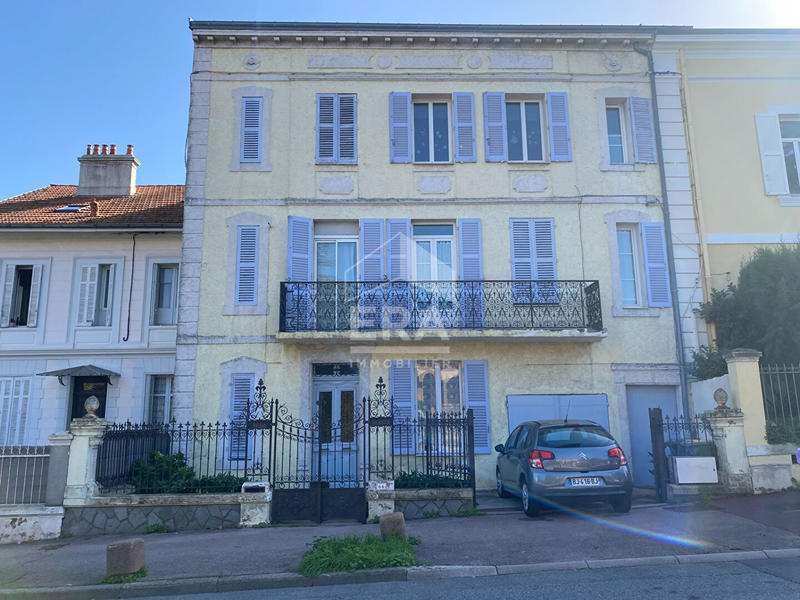 Maison - 330 m² - 13 pièces