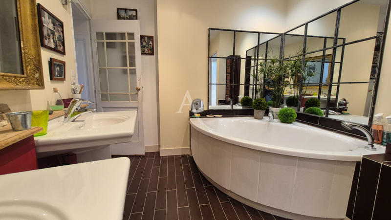 Maison - 379 m² - 12 pièces