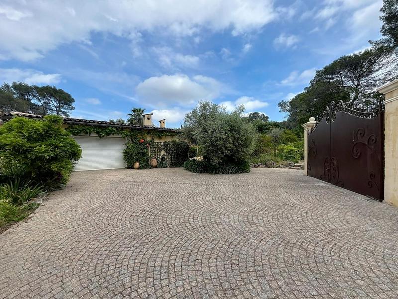 Villa - 469 m² - 9 pièces