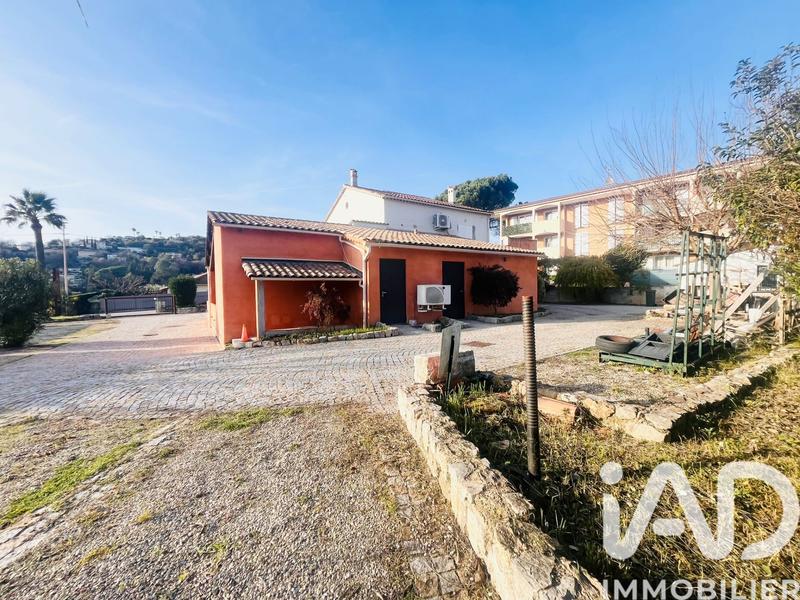 Maison - 245 m² - 12 pièces
