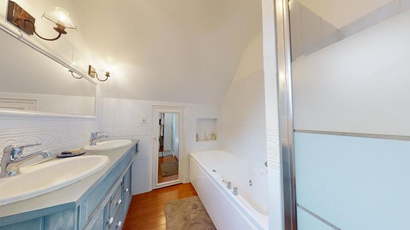 Maison - 205 m² - 7 pièces