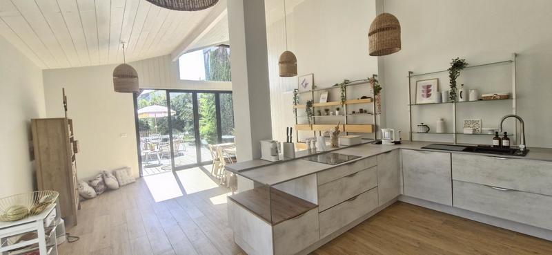 Maison - 241 m² - 8 pièces