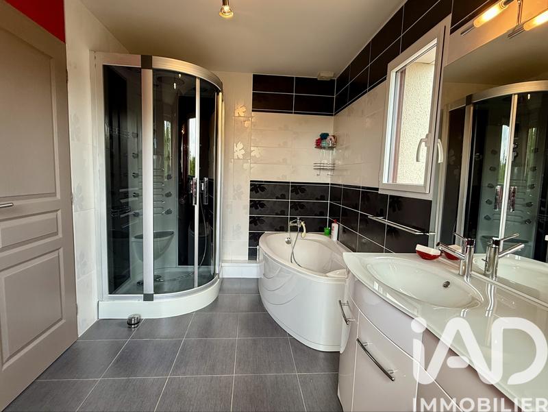 Maison - 220 m² - 8 pièces