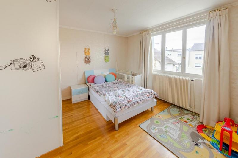 Maison - 300 m² - 16 pièces