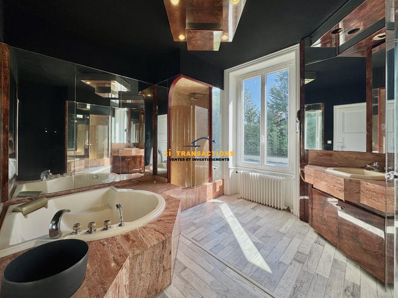 Maison - 285 m² - 9 pièces