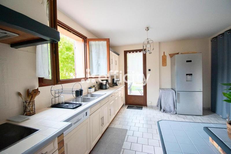 Maison - 201 m² - 9 pièces