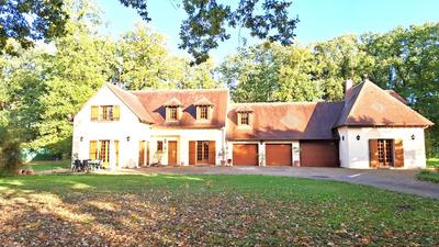 Demeure - 324 m² - 13 pièces