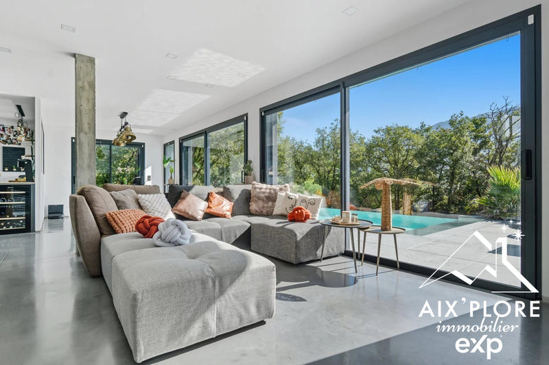 Maison - 230 m² - 6 pièces