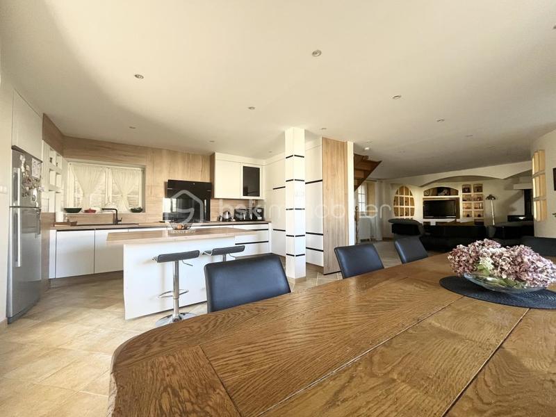 Maison - 201 m² - 7 pièces