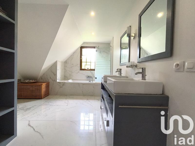 Maison - 235 m² - 8 pièces