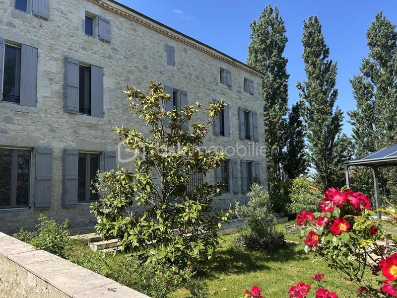 Propriété - 885 m² - 22 pièces