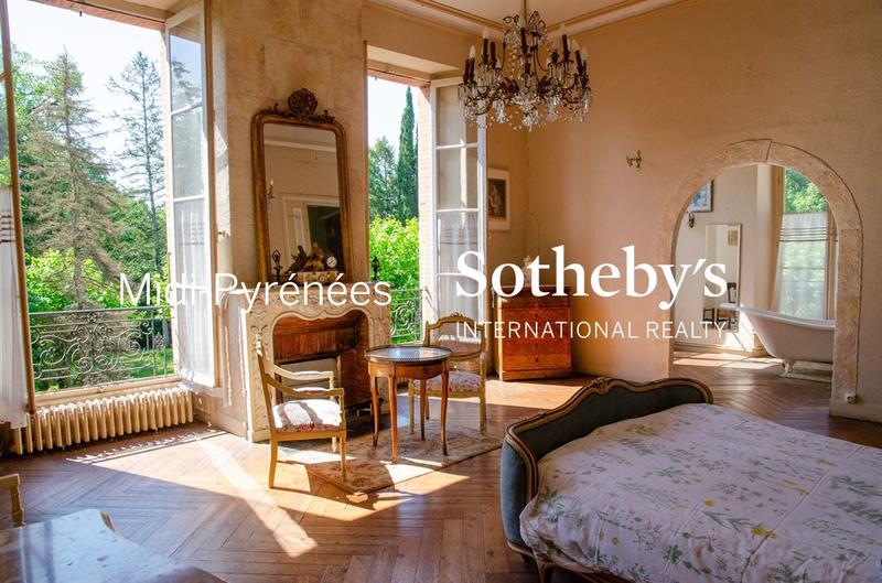 Château - 1 573 m² - 36 pièces