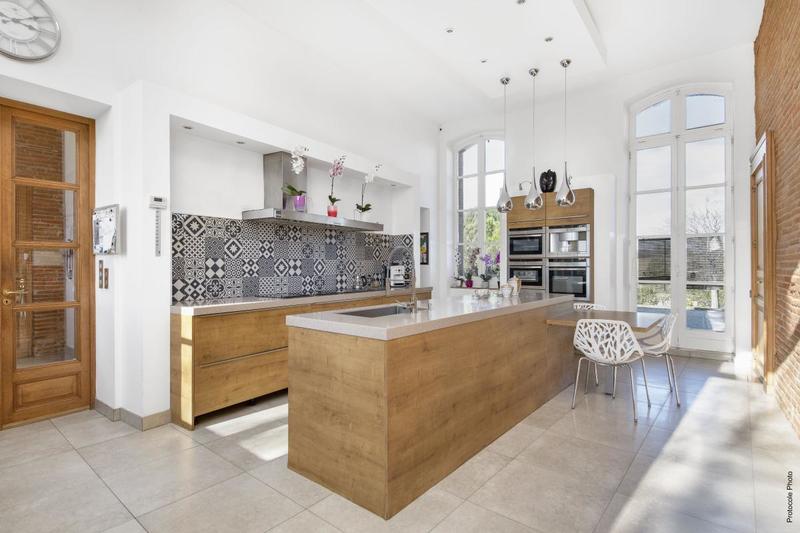 Maison - 1 119 m² - 9 pièces