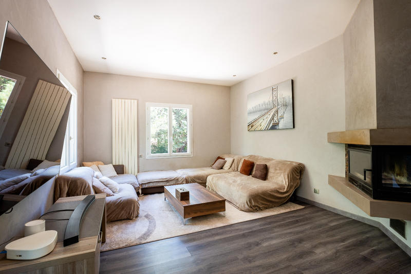 Propriété - 325 m² - 8 pièces