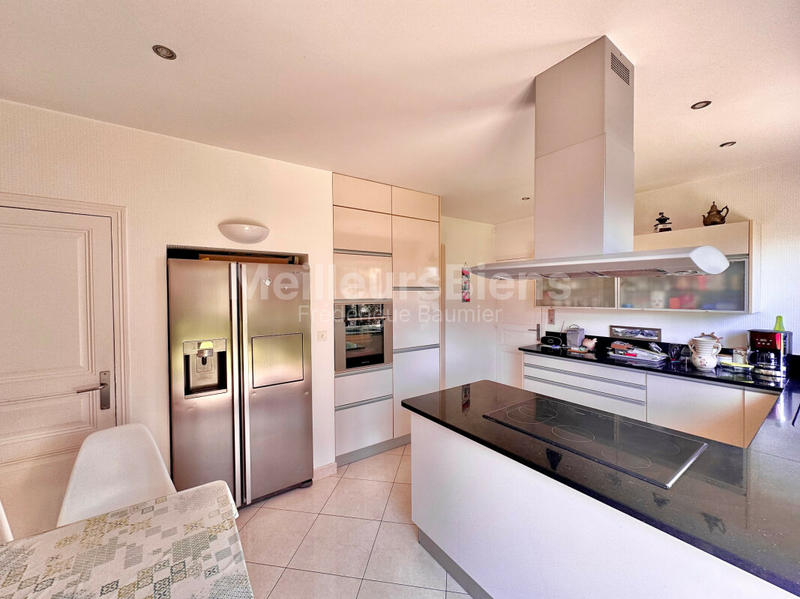 Maison - 275 m² - 9 pièces