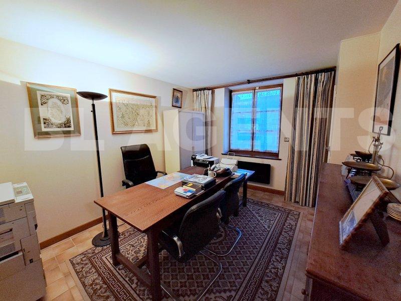 Maison - 300 m² - 7 pièces