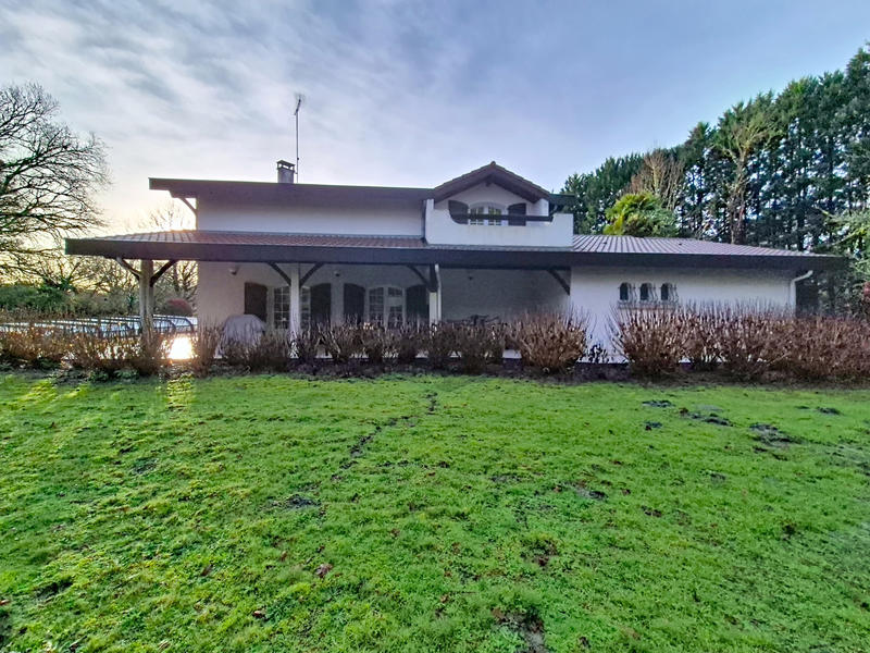 Maison - 312 m² - 9 pièces