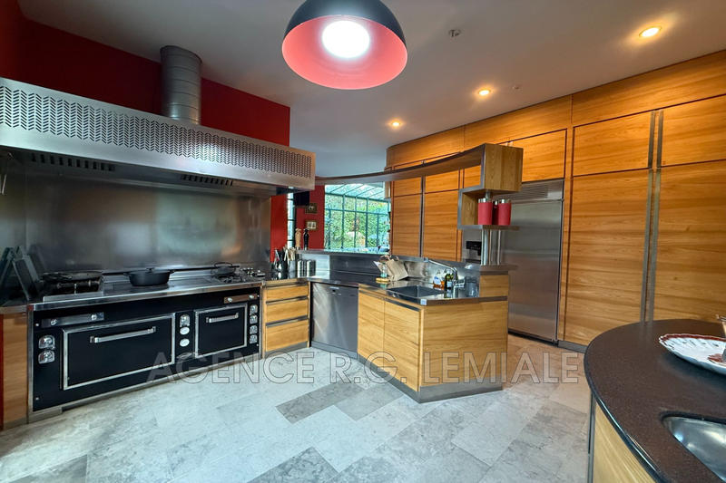 Maison - 326 m² - 12 pièces