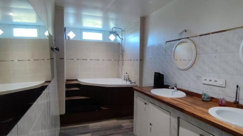 Propriété - 237 m² - 12 pièces