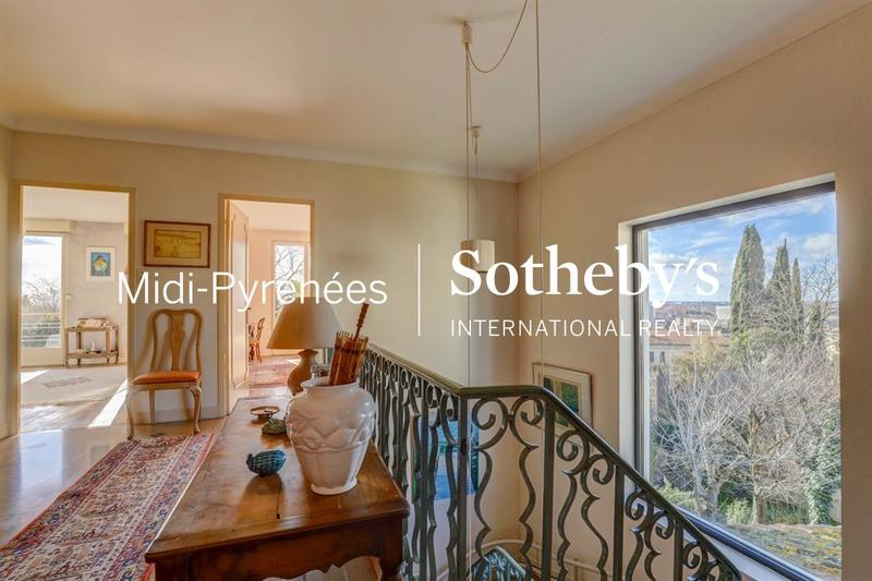 Maison - 325 m² - 6 pièces