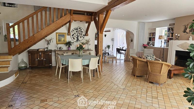 Maison - 322 m² - 11 pièces