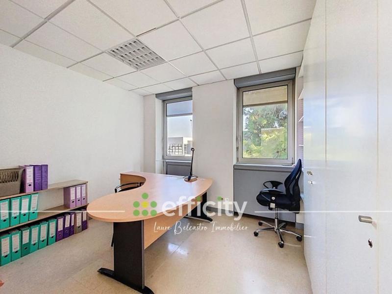 Local d'activité / Entrepôt - 670 m² - 25 pièces