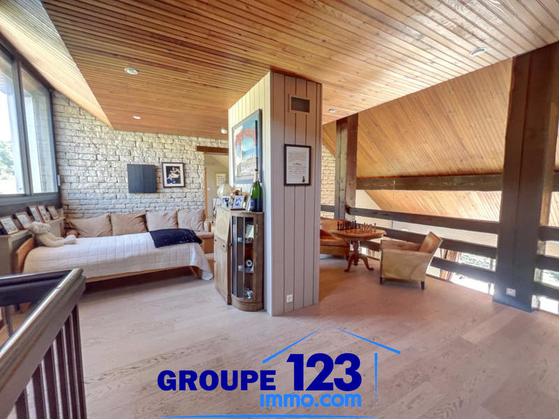 Maison - 373 m² - 8 pièces