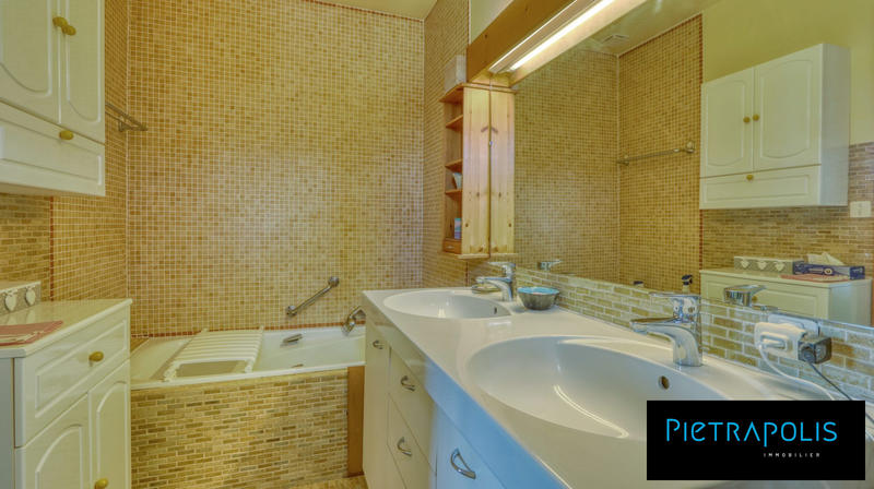 Maison - 201 m² - 6 pièces