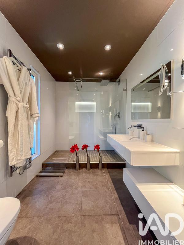 Maison - 250 m² - 7 pièces