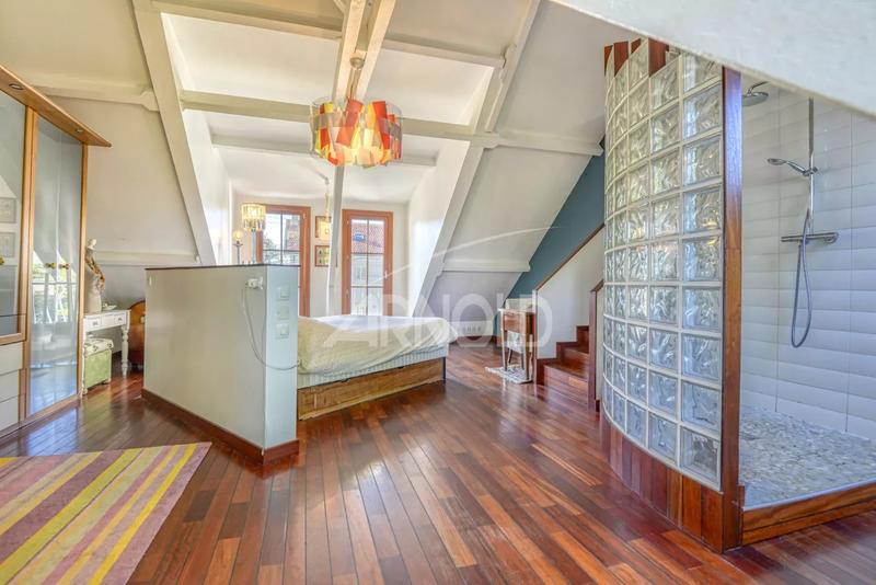 Maison - 217 m² - 8 pièces