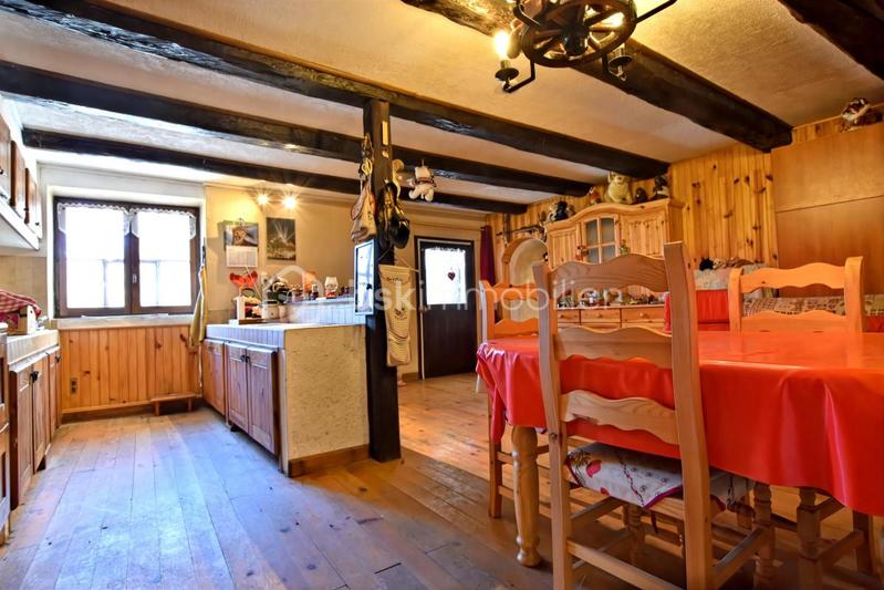 Maison traditionnelle - 275 m² - 12 pièces