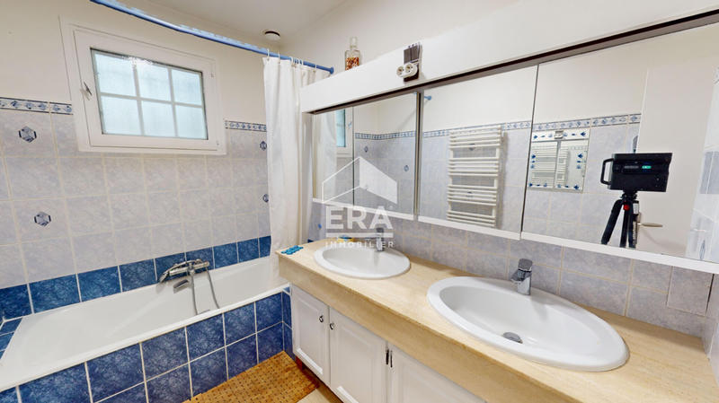 Maison - 180 m² - 8 pièces