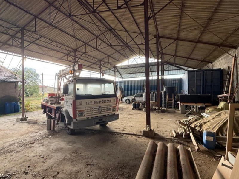 Hangar - 180 m² - 1 pièce