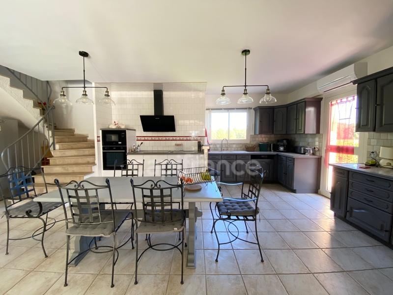 Propriété - 240 m² - 10 pièces