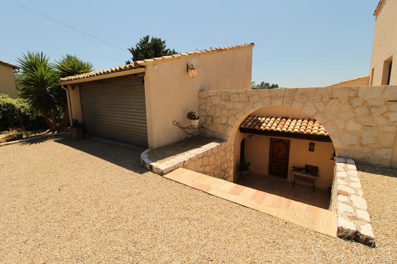 Maison - 234 m² - 8 pièces