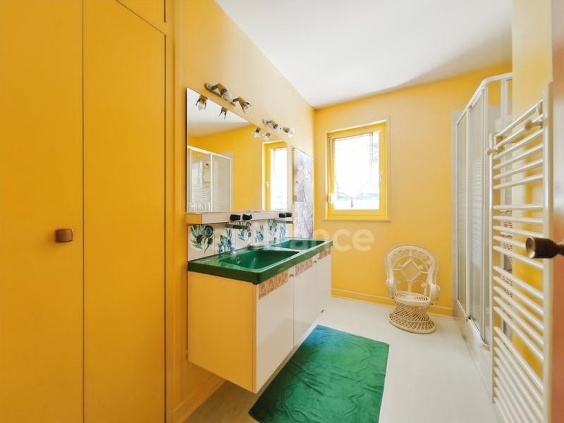 Maison - 201 m² - 7 pièces